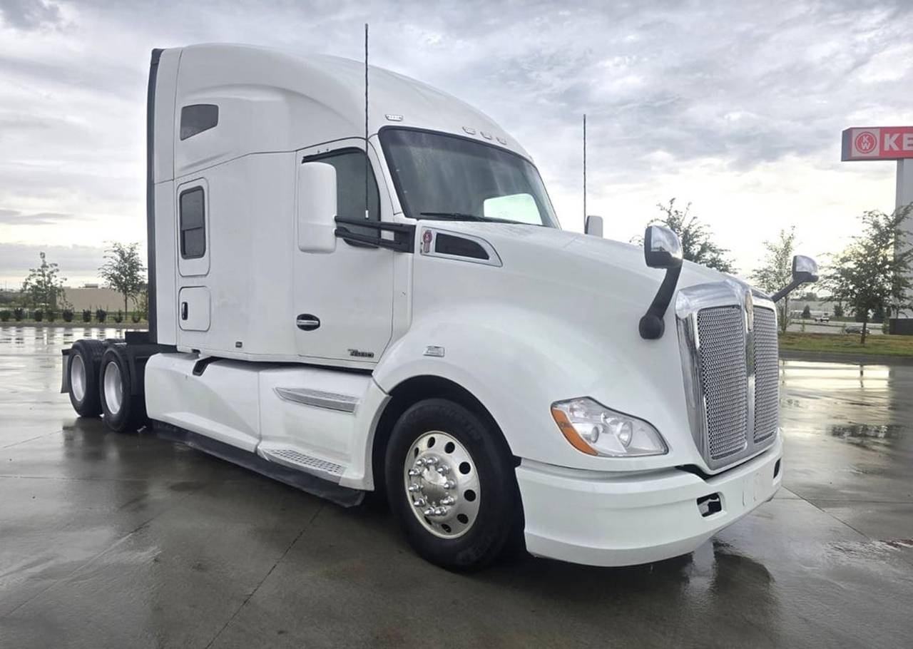 2021 Kenworth T680 76" Raised Roof Sleeper, exterior photo 1
