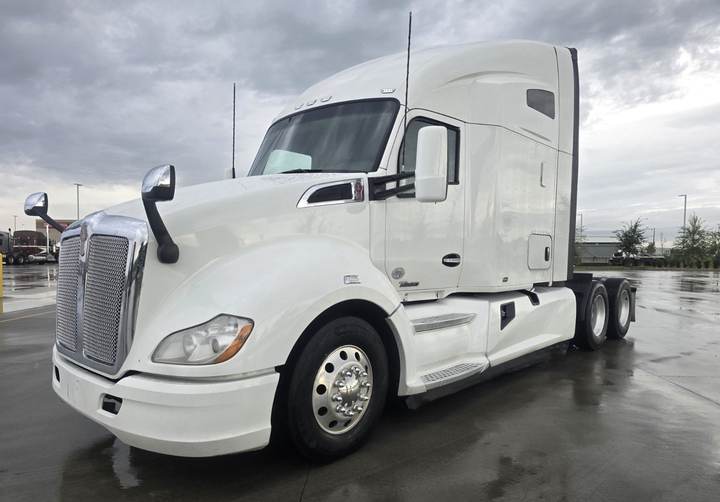 2021 Kenworth T680 76" Raised Roof Sleeper, exterior photo 2