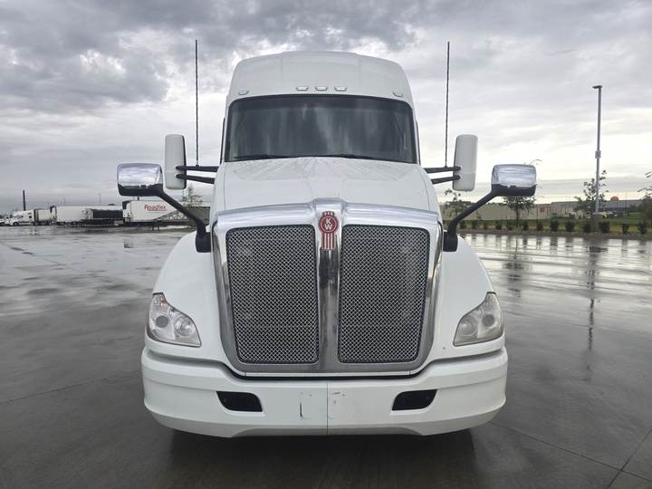 2021 Kenworth T680 76" Raised Roof Sleeper, exterior photo 3