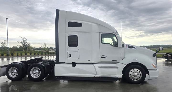 2021 Kenworth T680 76" Raised Roof Sleeper, exterior photo 4