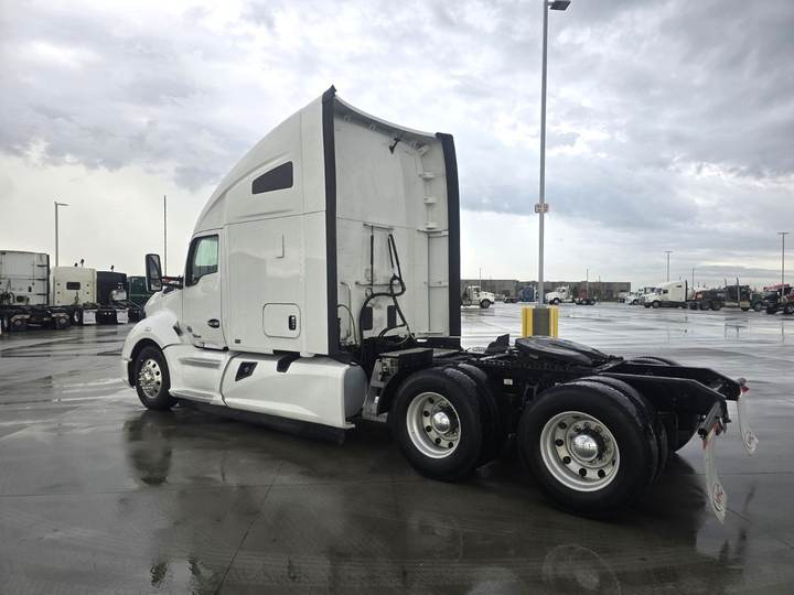 2021 Kenworth T680 76" Raised Roof Sleeper, exterior photo 6