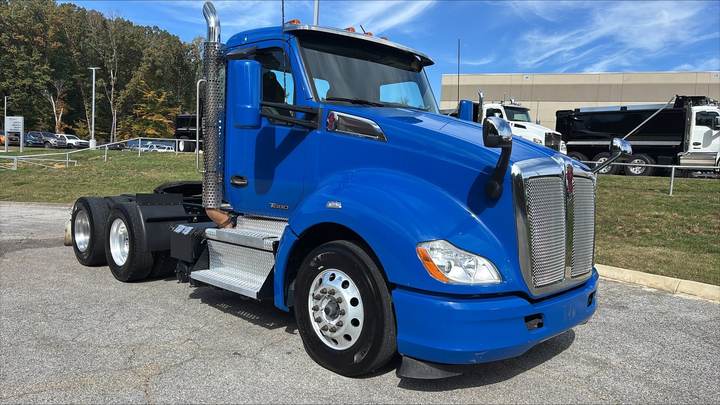 2021 Kenworth T680 Day Cab, exterior photo 1