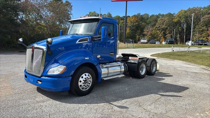 2021 Kenworth T680 Day Cab, exterior photo 2