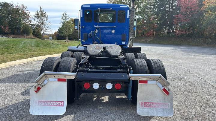 2021 Kenworth T680 Day Cab, exterior photo 3