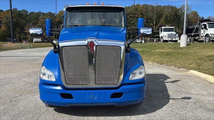 2021 Kenworth T680 Day Cab, exterior photo 4
