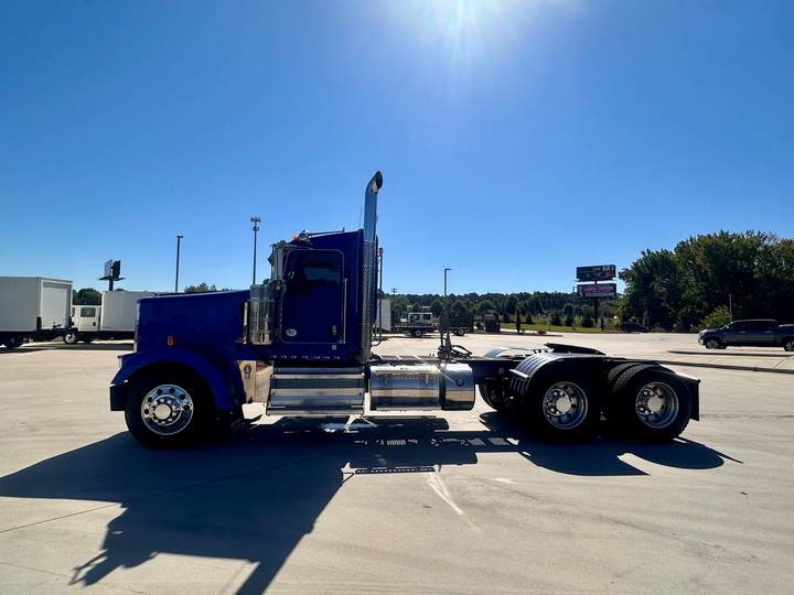 2021 Kenworth W900 Day Cab, exterior photo 2