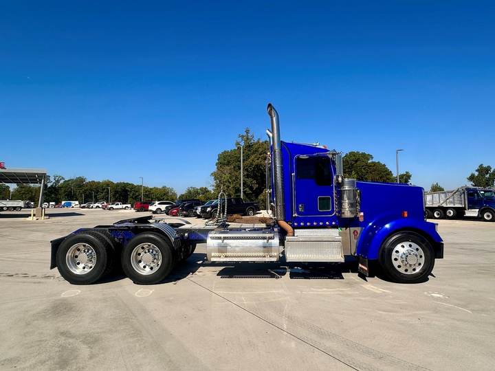 2021 Kenworth W900 Day Cab, exterior photo 6