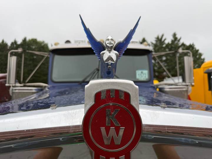 2021 Kenworth W900L 42" Flat Top Sleeper, exterior photo 2