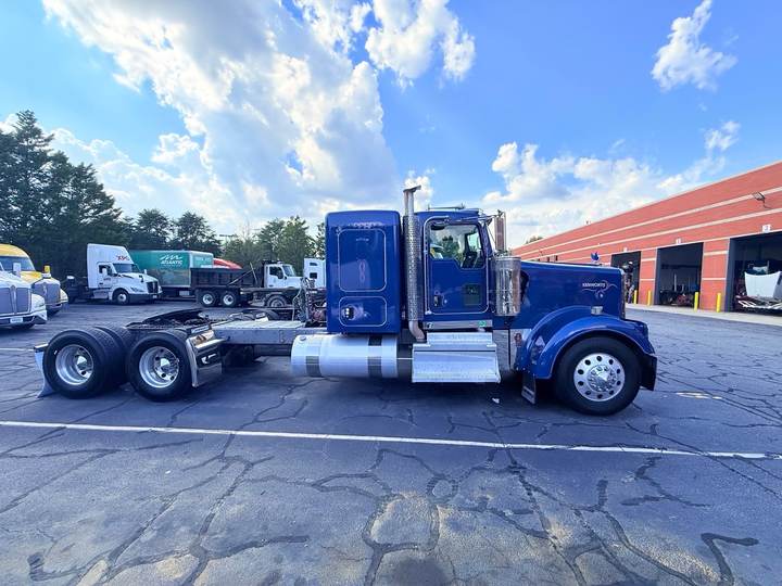 2021 Kenworth W900L 42" Flat Top Sleeper, exterior photo 3