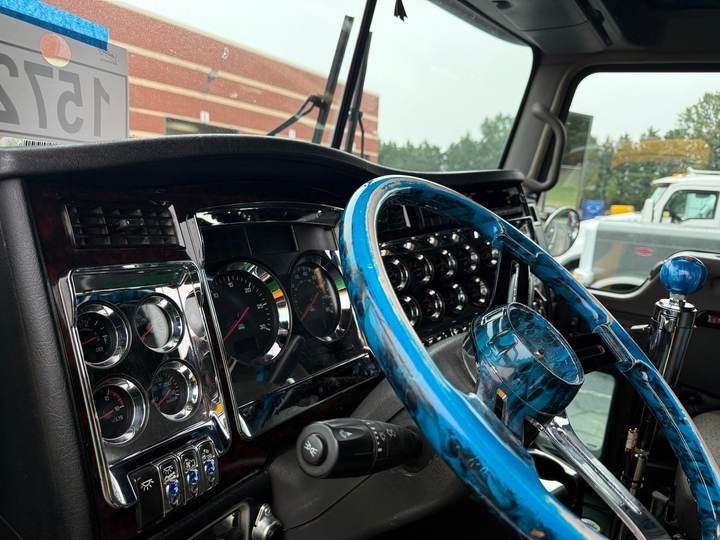 2021 Kenworth W900L 42" Flat Top Sleeper, interior photo 5