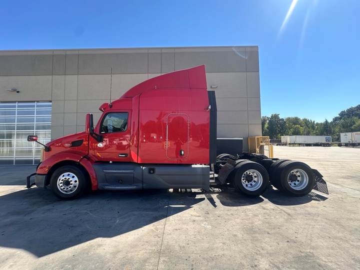 2021 Peterbilt 579 72" Mid Roof Sleeper, exterior photo 2
