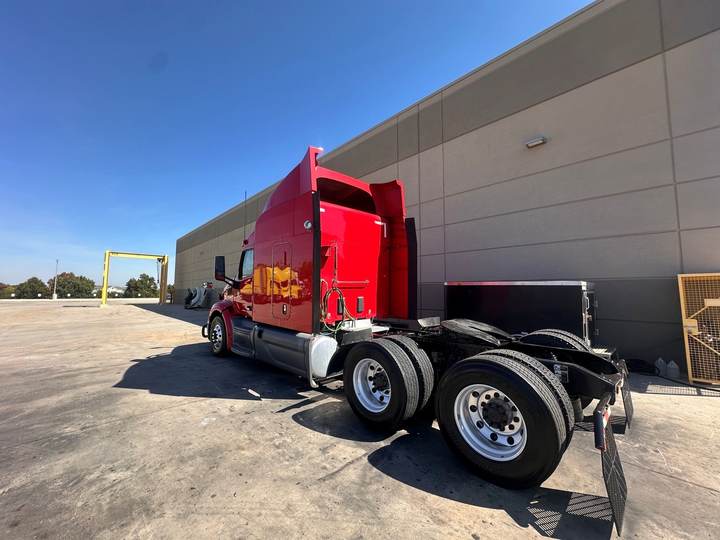 2021 Peterbilt 579 72" Mid Roof Sleeper, exterior photo 3