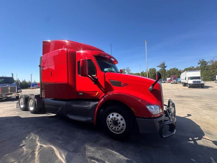 2021 Peterbilt 579 72" Mid Roof Sleeper, exterior photo 5