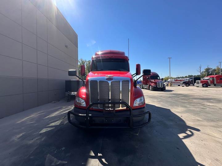 2021 Peterbilt 579 72" Mid Roof Sleeper, exterior photo 6