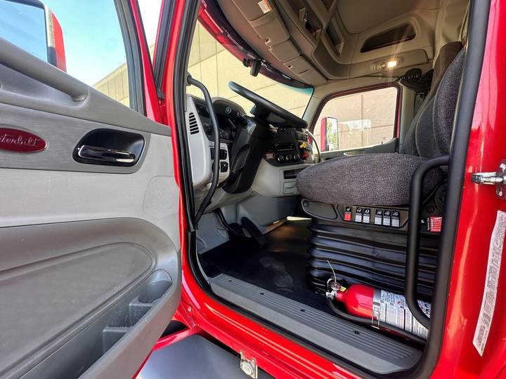 2021 Peterbilt 579 72" Mid Roof Sleeper, interior photo 7