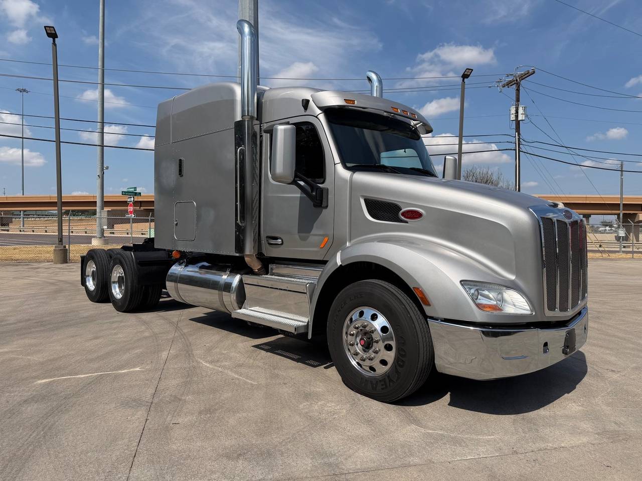 2021 Peterbilt 579 80" Mid Roof Sleeper, exterior photo 1