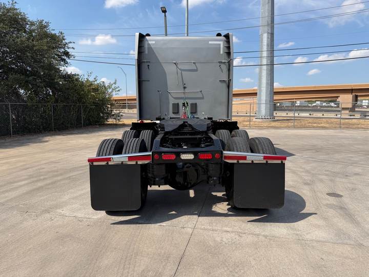 2021 Peterbilt 579 80" Mid Roof Sleeper, exterior photo 3