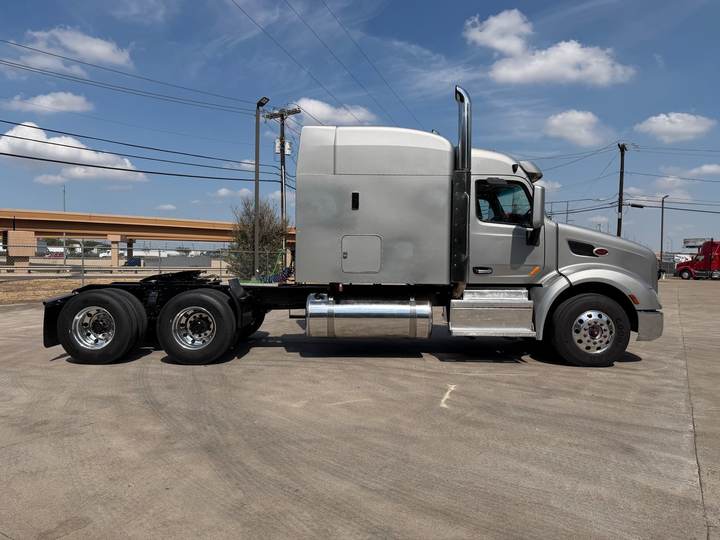 2021 Peterbilt 579 80" Mid Roof Sleeper, exterior photo 4