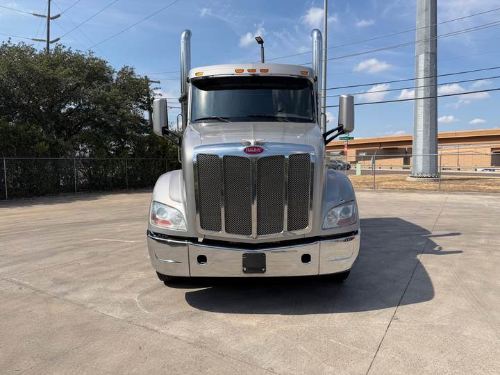 2021 Peterbilt 579 80" Mid Roof Sleeper, exterior photo 5