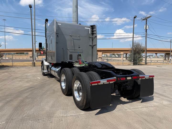 2021 Peterbilt 579 80" Mid Roof Sleeper, exterior photo 7