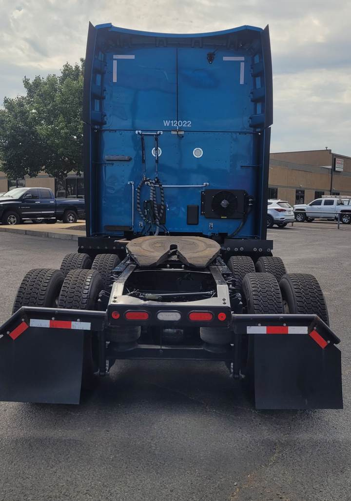 2021 Peterbilt 579 80" Raised Roof Sleeper, exterior photo 3