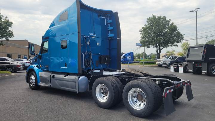 2021 Peterbilt 579 80" Raised Roof Sleeper, exterior photo 1