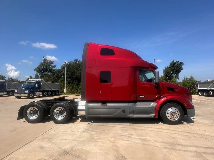 2021 Peterbilt 579 80" Raised Roof Sleeper, exterior photo 2