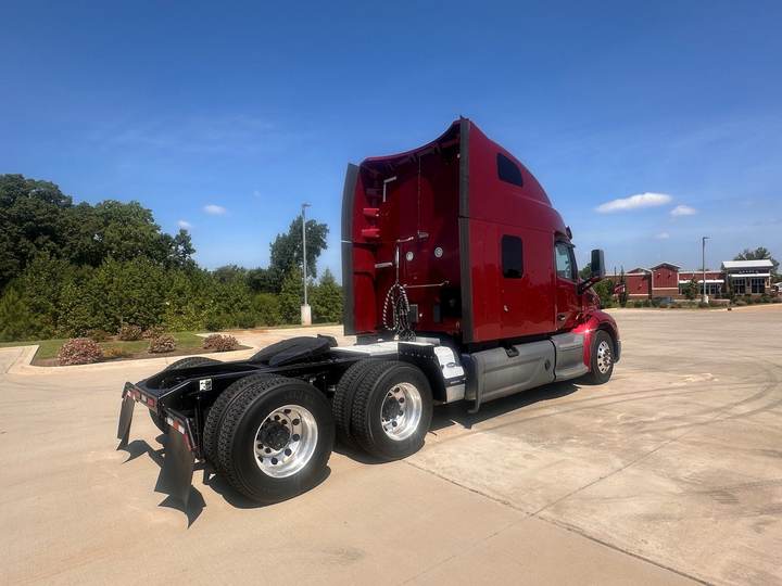 2021 Peterbilt 579 80" Raised Roof Sleeper, exterior photo 3
