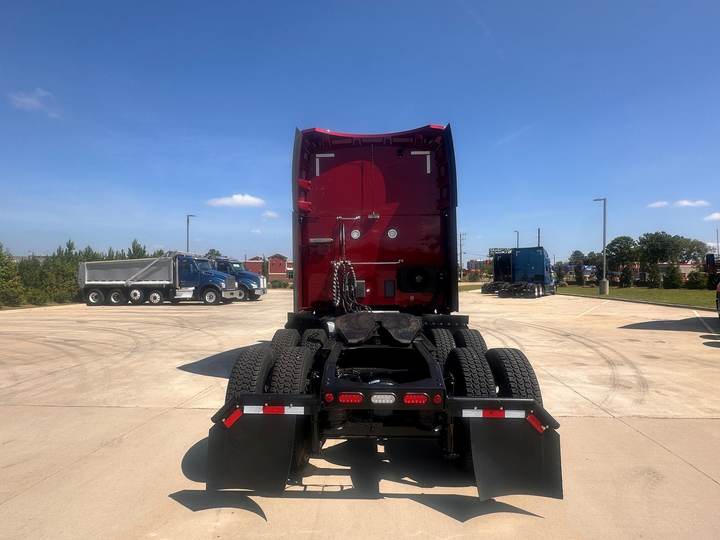 2021 Peterbilt 579 80" Raised Roof Sleeper, exterior photo 4