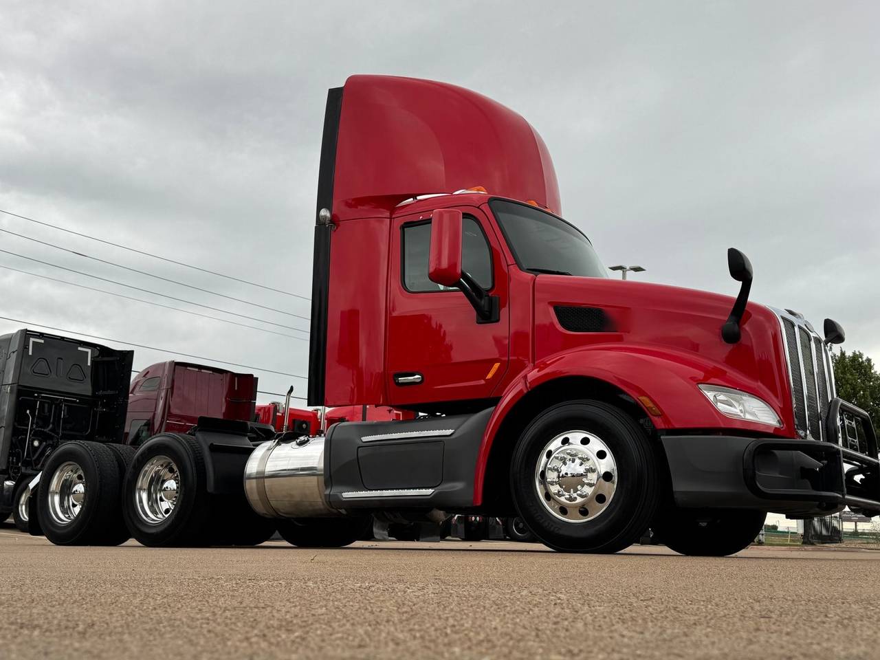 2021 Peterbilt 579 Day Cab, exterior photo 1