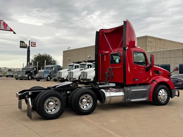 2021 Peterbilt 579 Day Cab, exterior photo 7