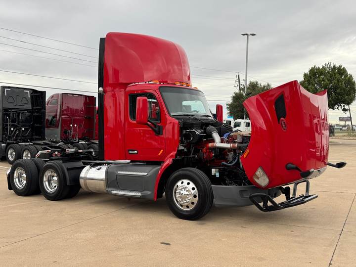 2021 Peterbilt 579 Day Cab, exterior photo 8