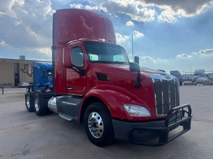 2021 Peterbilt 579 Day Cab, exterior photo 1