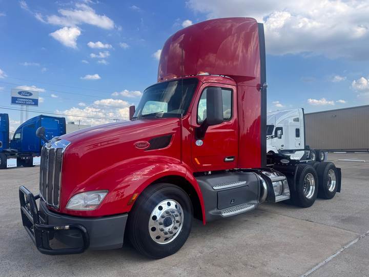 2021 Peterbilt 579 Day Cab, exterior photo 2