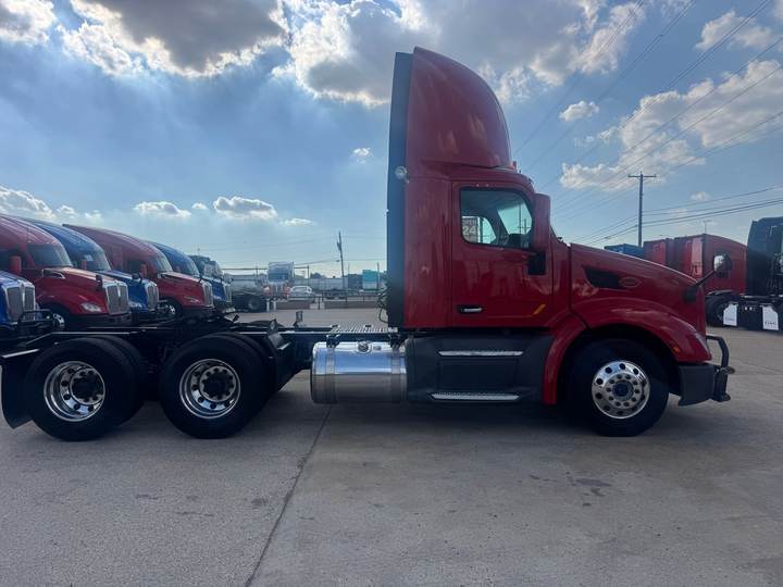 2021 Peterbilt 579 Day Cab, exterior photo 3
