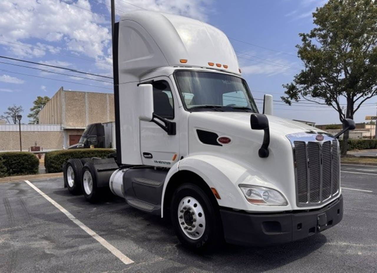 2021 Peterbilt 579 Day Cab, exterior photo 1