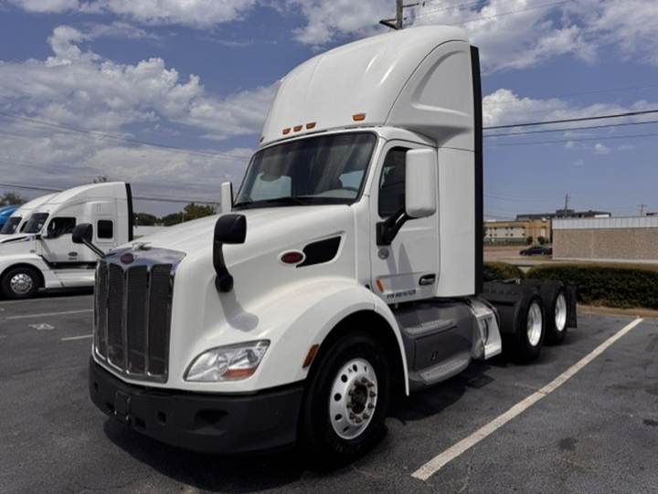 2021 Peterbilt 579 Day Cab, exterior photo 2