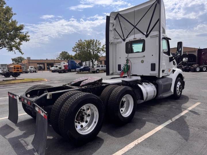 2021 Peterbilt 579 Day Cab, exterior photo 3