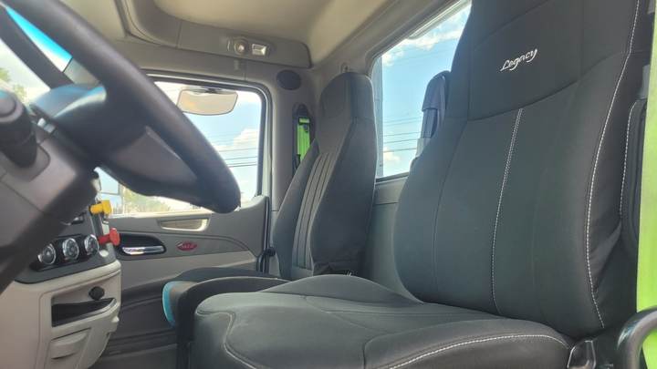 2021 Peterbilt 579 Day Cab, interior photo 8