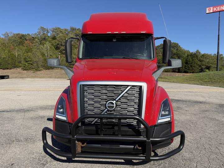2021 Volvo VNL64T760 76" Raised Roof Sleeper, exterior photo 1