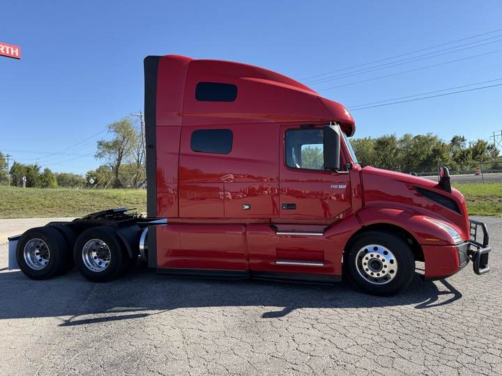 2021 Volvo VNL64T760 76" Raised Roof Sleeper, exterior photo 2