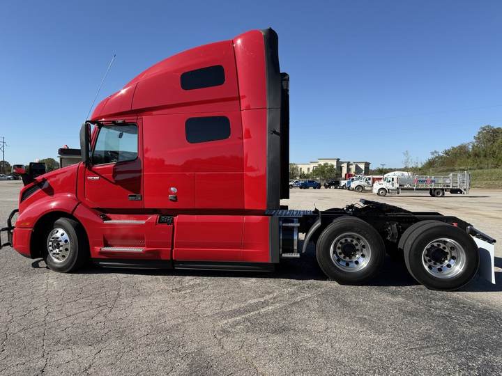 2021 Volvo VNL64T760 76" Raised Roof Sleeper, exterior photo 3