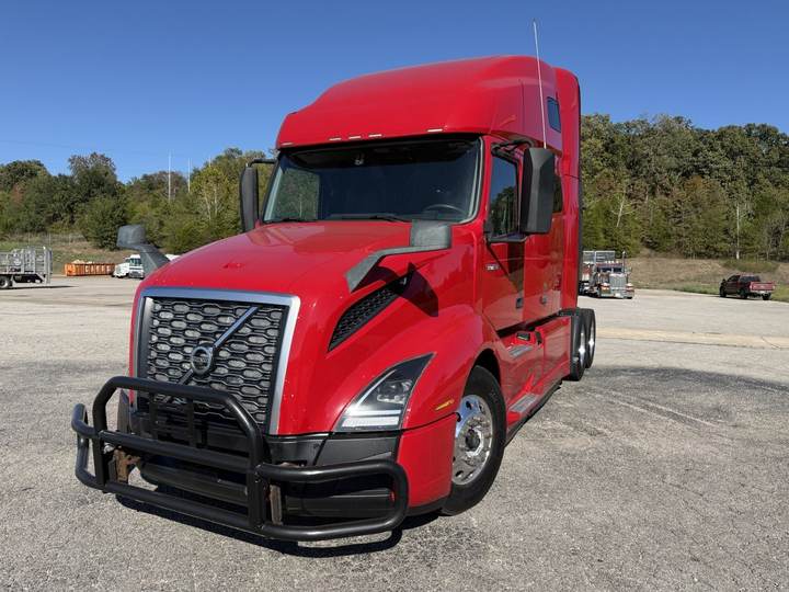 2021 Volvo VNL64T760 76" Raised Roof Sleeper, exterior photo 4