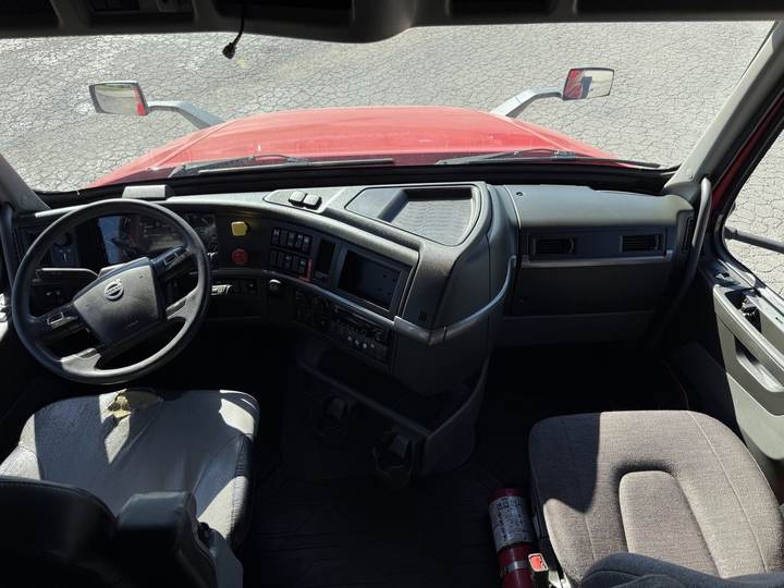 2021 Volvo VNL64T760 76" Raised Roof Sleeper, interior photo 5