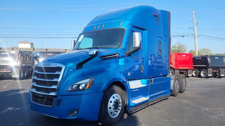 2022 Freightliner CASCADIA126 72" Raised Roof Sleeper, exterior photo 2