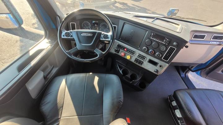 2022 Freightliner CASCADIA126 72" Raised Roof Sleeper, interior photo 4