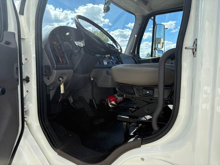 2022 Freightliner M2-106 Box Truck, interior photo 7