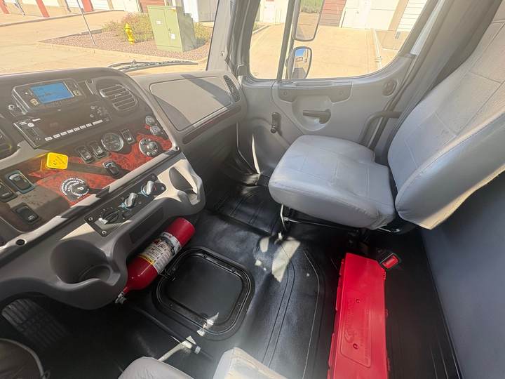 2022 Freightliner M2-106 Box Truck, interior photo 8