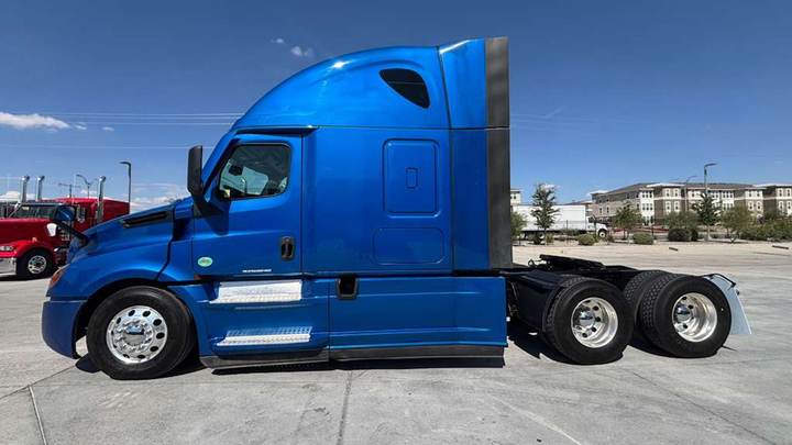 2022 Freightliner PT126064ST 72" Raised Roof Sleeper, exterior photo 2