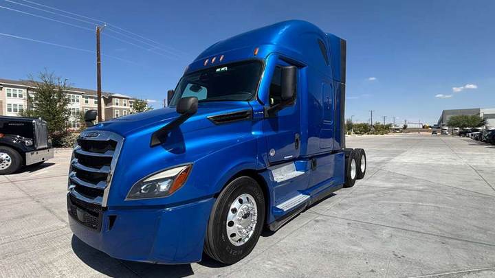 2022 Freightliner PT126064ST 72" Raised Roof Sleeper, exterior photo 3